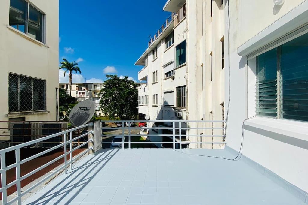 Le Sunshine - Au Coeur Du Centre Ville De Pointe- A- Pitre - Proche De Tout Avec Sa Grande Terrasse Ensoleillee Exterior foto